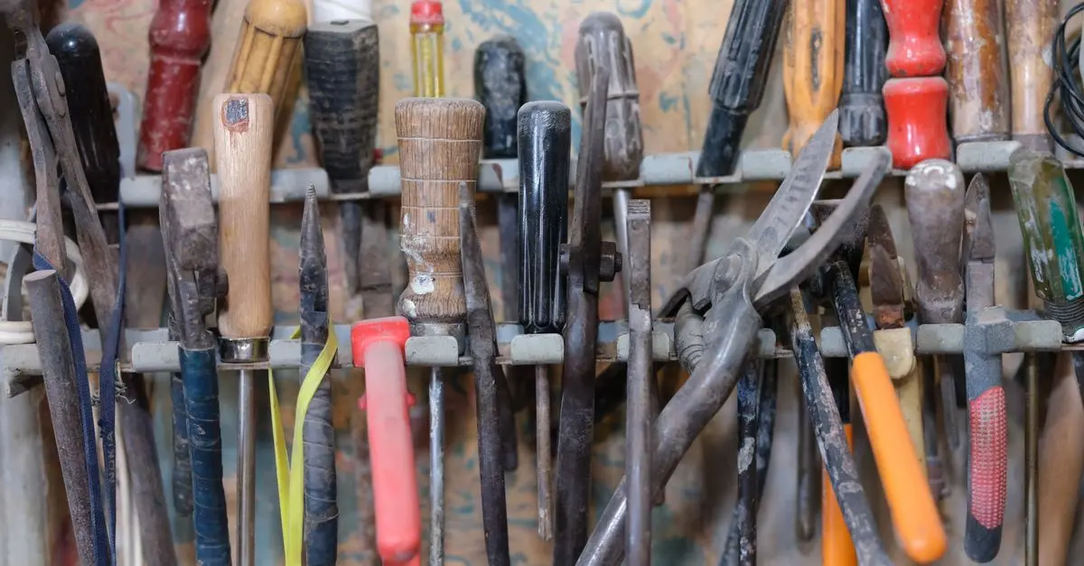 5 Astuces Bricolage Astucieux pour Optimiser Votre Espace