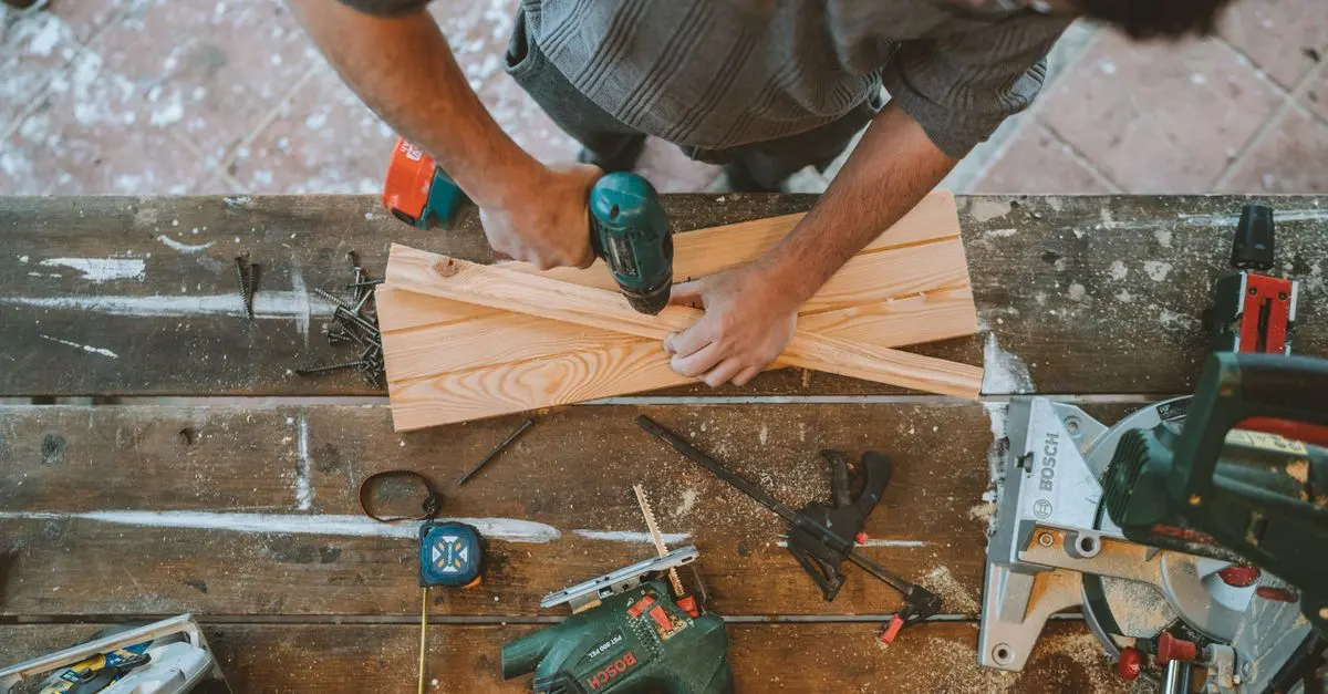 Comment Créer un Étagère Multifonction avec des Matériaux Réutilisés